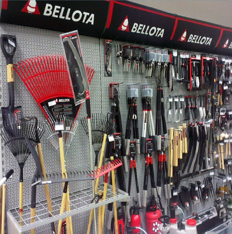 Садовый инструмент фирмы Беллота в продаже в садовом центре Садовый инструмент фирмы Беллота в продаже в садовом центре